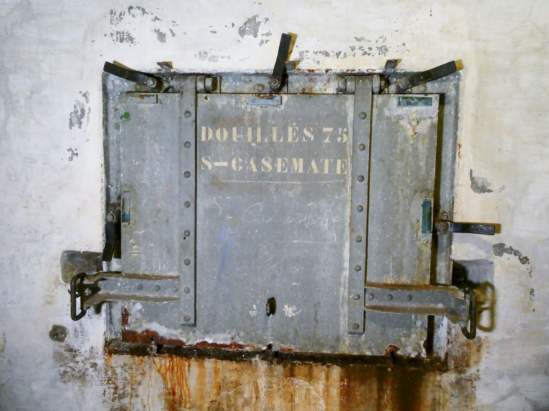 Ligne Maginot - ROCHE LA CROIX (RLC) - (Ouvrage d'artillerie) - Bloc 5
Récepteur de douilles de 75 mm - Daniel ELLENA - Philippe CUNY