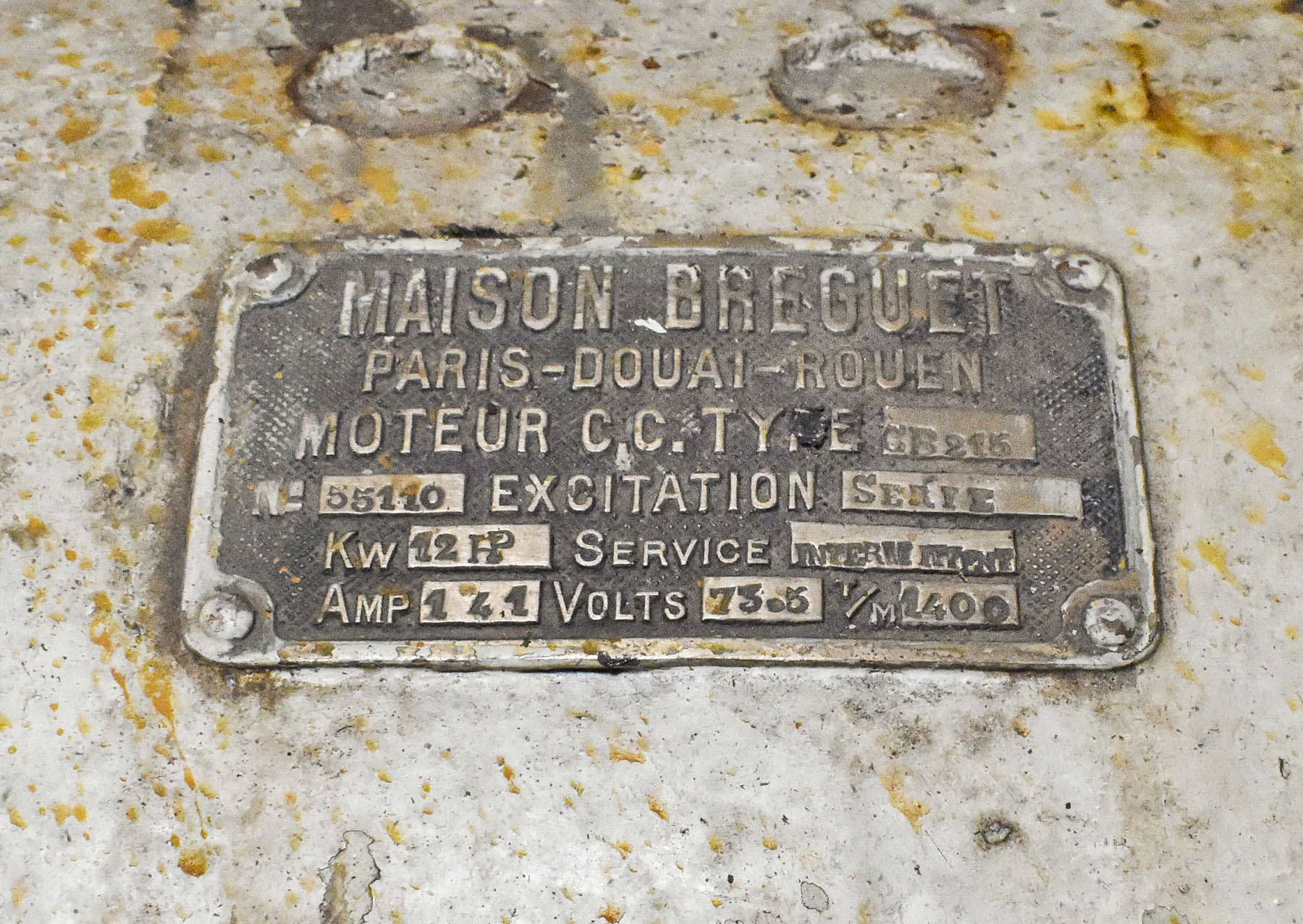 Ligne Maginot - ROCHE LA CROIX (RLC) - (Ouvrage d'artillerie) - Bloc 5
Tourelle 75/33
Étage inférieur
Plaque de constructeur du moteur du balancier de contre-poids - Daniel Froehly