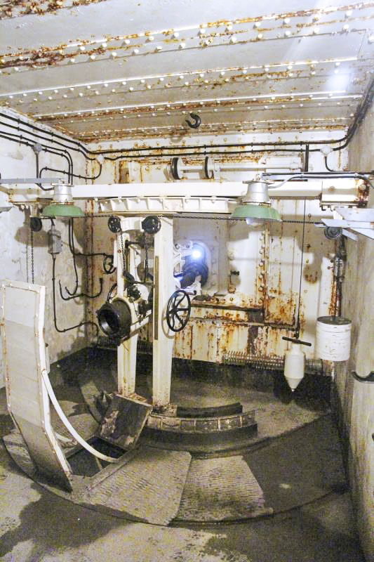 Ligne Maginot - ROCHE LA CROIX (RLC) - (Ouvrage d'artillerie) - Bloc 5
Étage supérieur
Mortiers de 75 Mle 1931: le mortier droit - JOLAS, Jean-Michel