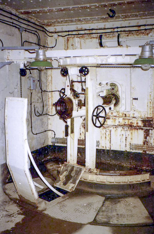 Ligne Maginot - ROCHE LA CROIX (RLC) - (Ouvrage d'artillerie) - Le bloc 5
Étage supérieur
Mortiers de 75 Mle 1931 - ELLENA-CUNY