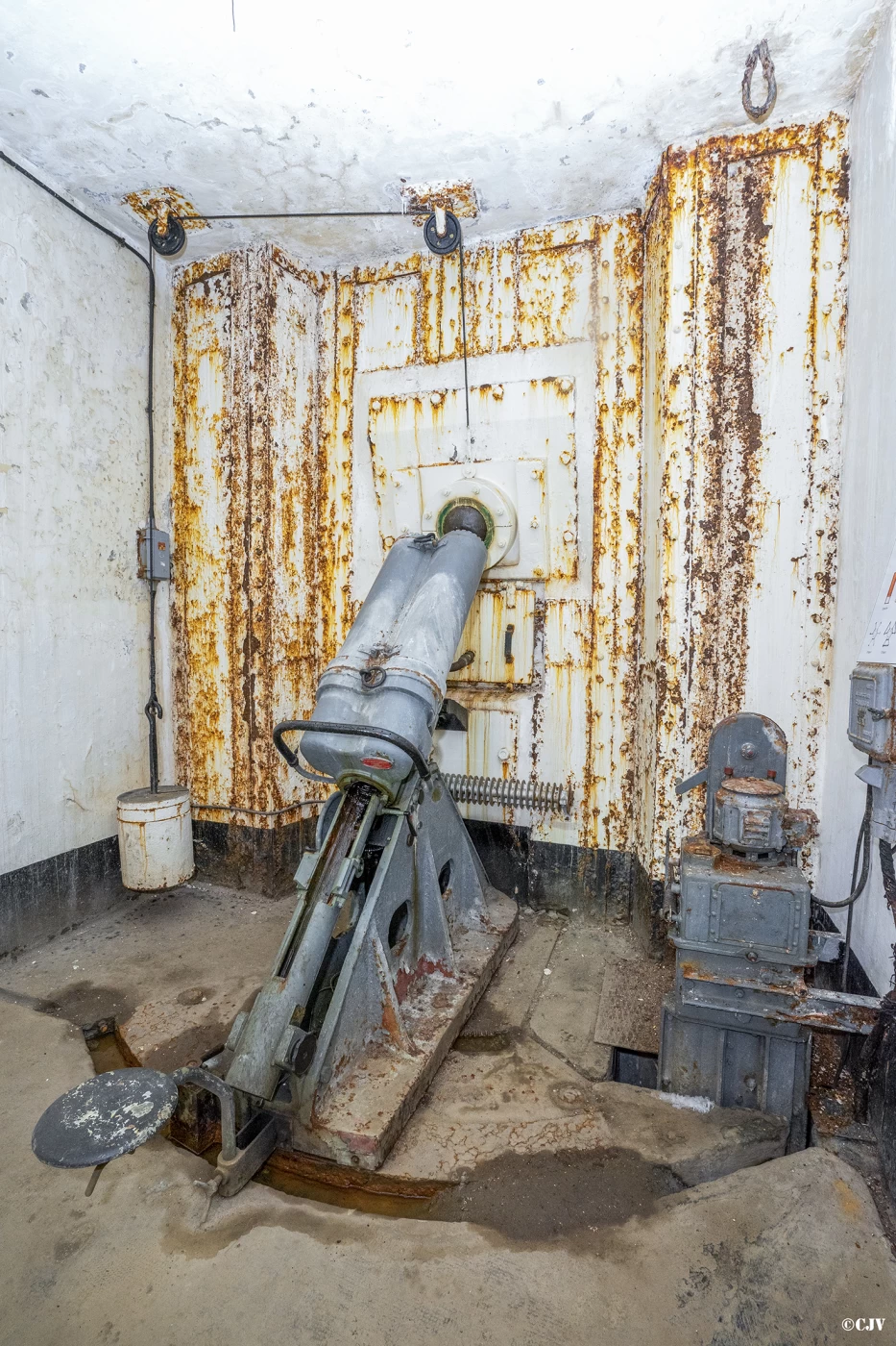 Ligne Maginot - ROCHE LA CROIX (RLC) - (Ouvrage d'artillerie) - Bloc 5
Étage intermédiaire
Mortiers de 81 mm: mortier de droit - Lia VERMEULEN