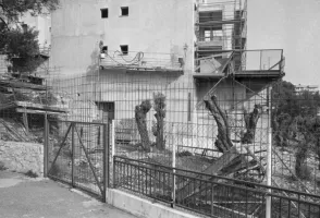 Ligne Maginot - O3 - VESQUI SUD - (Casemate d'infanterie - Simple) - La casemate  en cours d'intégration dans l'immeuble.
La porte d'accès reste le seul élément visible.