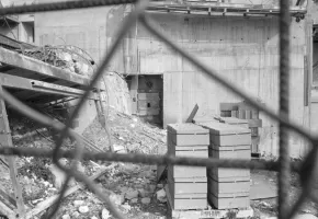 Ligne Maginot - O3 - VESQUI SUD - (Casemate d'infanterie - Simple) - La casemate  en cours d'intégration dans l'immeuble.
La porte d'accès reste le seul élément visible.