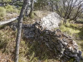 Ligne Maginot - PIC DE GARUCHE 3 - (Cuve pour arme d'infanterie) - Cuve 1
Départ de la tranchée qui mène à la cuve, avec rajout d'un mur de protection en pierres sèches.
