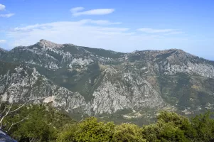 Ligne Maginot - SIRICOCCA SUD - (Observatoire d'artillerie) - Vue vers l'Italie - le secteur couvert par l’observatoire; au centre Rocher de la Penna avec l’avant-poste
