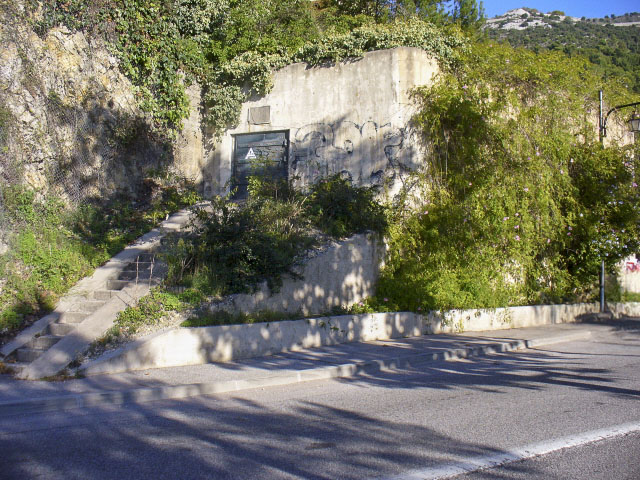 Ligne Maginot - E3 - EZE MOYENNE CORNICHE (Casemate d'infanterie) - Entrée avec porte large et plans inclinés de chaque côté de l'escalier pour le passage d'un canon antichar - Marc ENDINGER