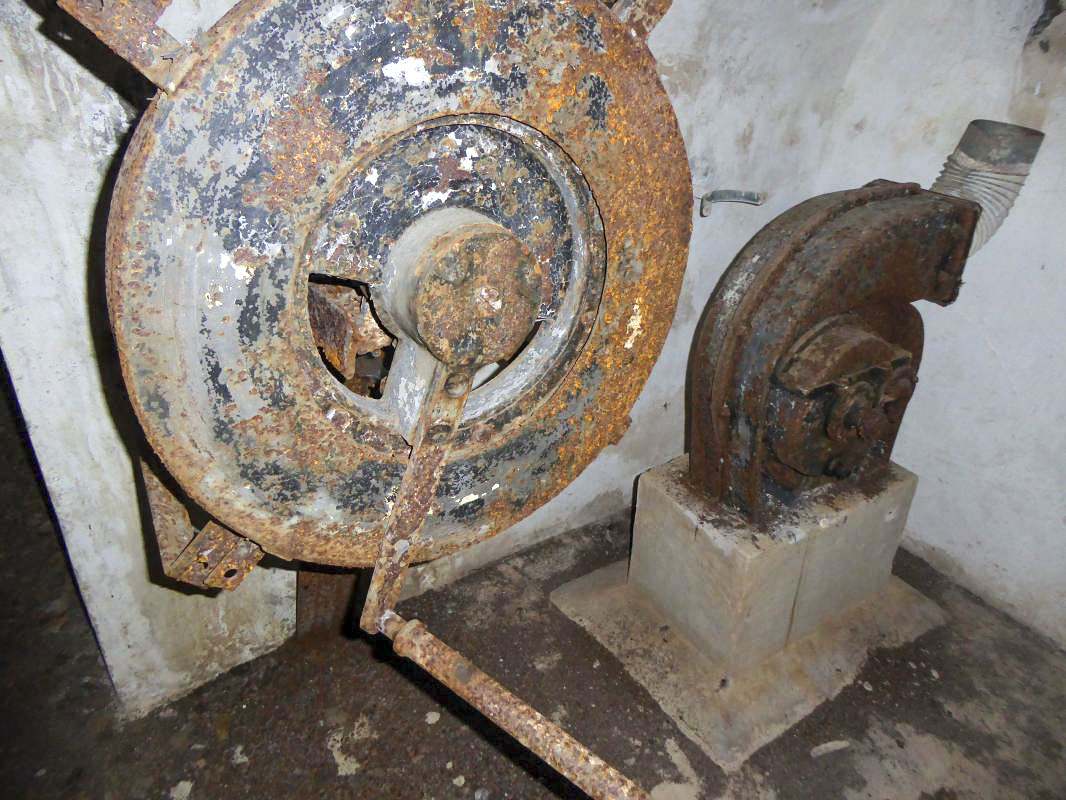 Ligne Maginot - LA PENA (PE) - (Ouvrage d'infanterie) - Le casernement intérieur
Ventilation manuelle - ELLENA-CUNY
