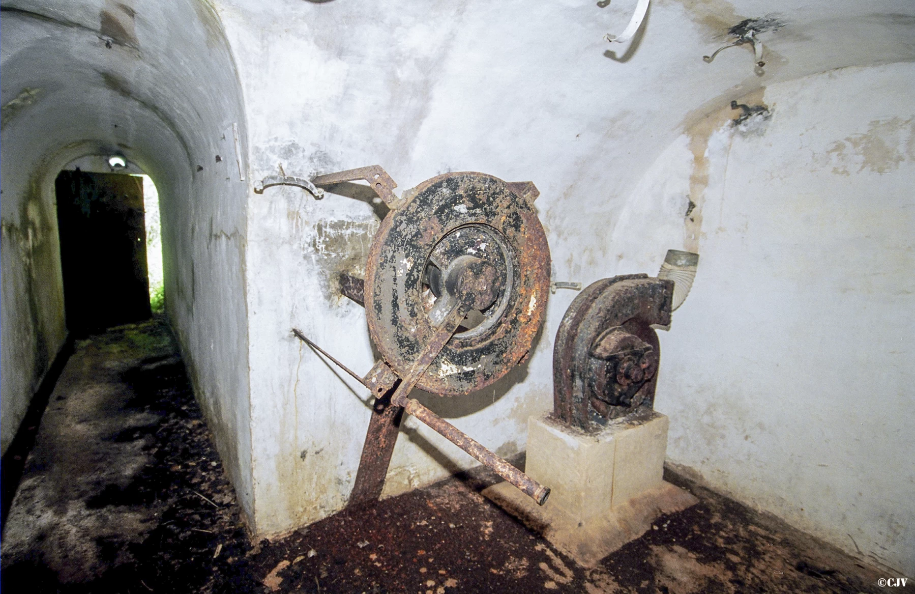 Ligne Maginot - LA PENA (PE) - (Ouvrage d'infanterie) - Le casernement intérieur
Ventilation manuelle - Lia VERMEULEN