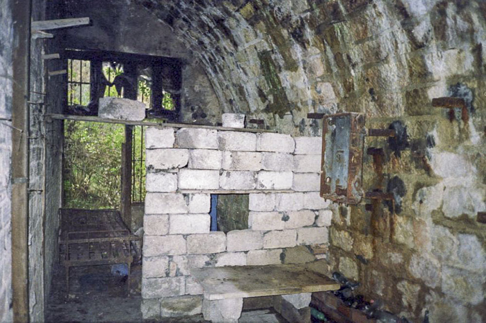 Ligne Maginot - LA TURBIE (SOUS-SECTEUR CORNICHES - 58° DBAF) - (PC de Sous-Secteur) - Une entrée d'alvéole, noter les cloisons intérieures. - Alain LOVINY - Yann DUVIVIER