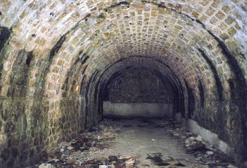 Ligne Maginot - LA TURBIE (SOUS-SECTEUR CORNICHES - 58° DBAF) - (PC de Sous-Secteur) - Une des alvéoles. - Alain LOVINY - Yann DUVIVIER