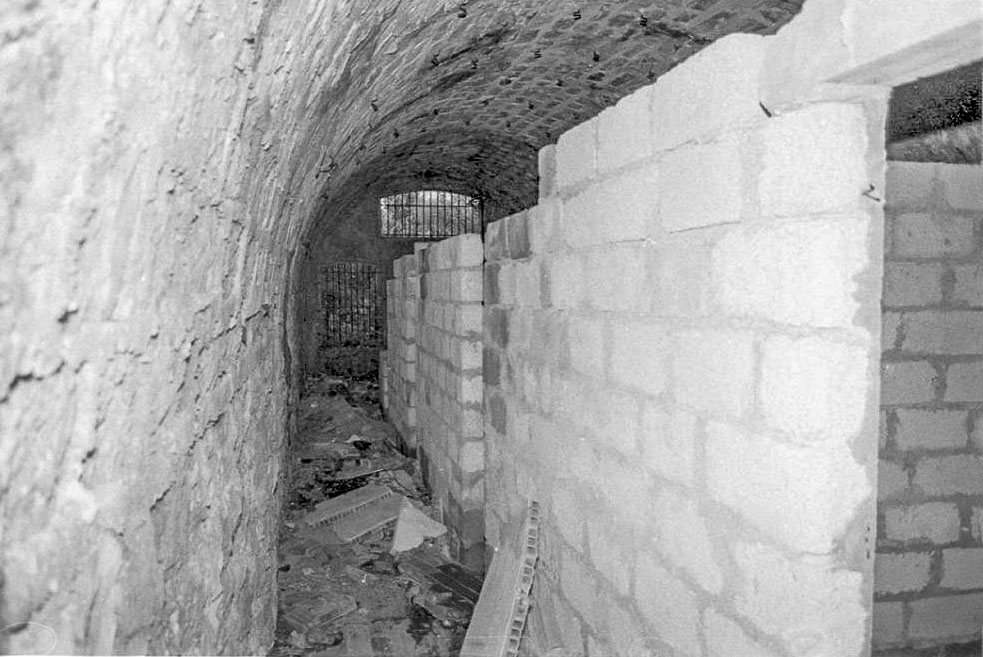Ligne Maginot - LA TURBIE (SOUS-SECTEUR CORNICHES - 58° DBAF) - (PC de Sous-Secteur) - Une alvéole avec ses cloisons internes. - Alain LOVINY - Yann DUVIVIER