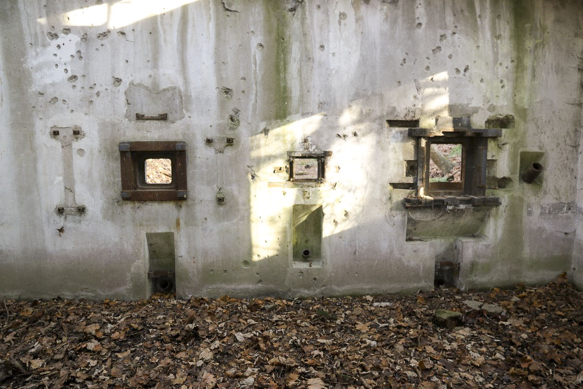 Ligne Maginot - SCHANZ - (Stand de tir) - La chambre de tir regroupant les différents armement de forteresse. les birails pour canons antichar ne semblent pas avoir été posés - Alain Perouffe