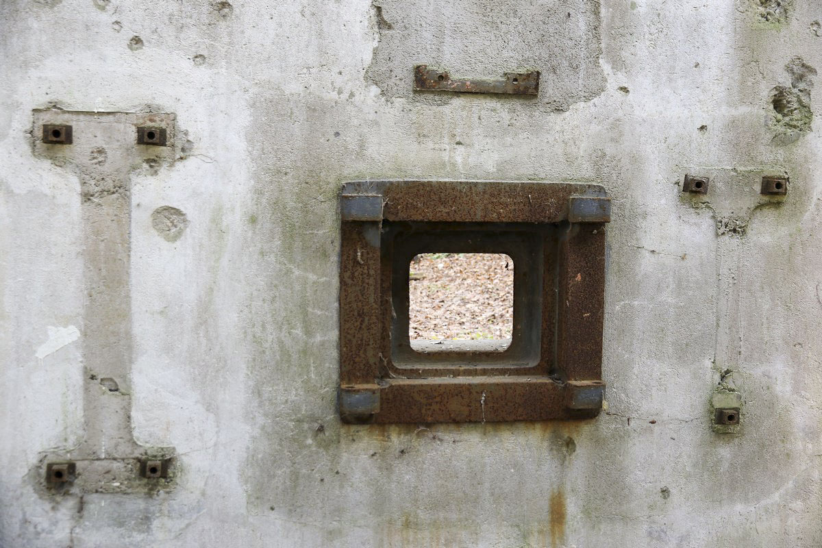 Ligne Maginot - SCHANZ - (Stand de tir) - Trémie n°1. A gauche se trouvait le support de la mitrailleuse de 13,2, à droite celui du JM. Au-dessus, Le birail pour canon de 37 est manquant - Alain Perouffe
