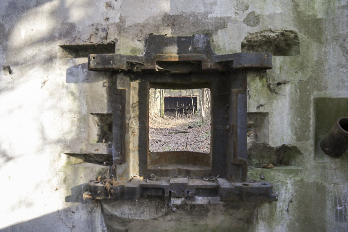 Ligne Maginot - SCHANZ - (Stand de tir) - Vue depuis la trémie n°4, dans l'alignement du massif récepteur - Alain Perouffe