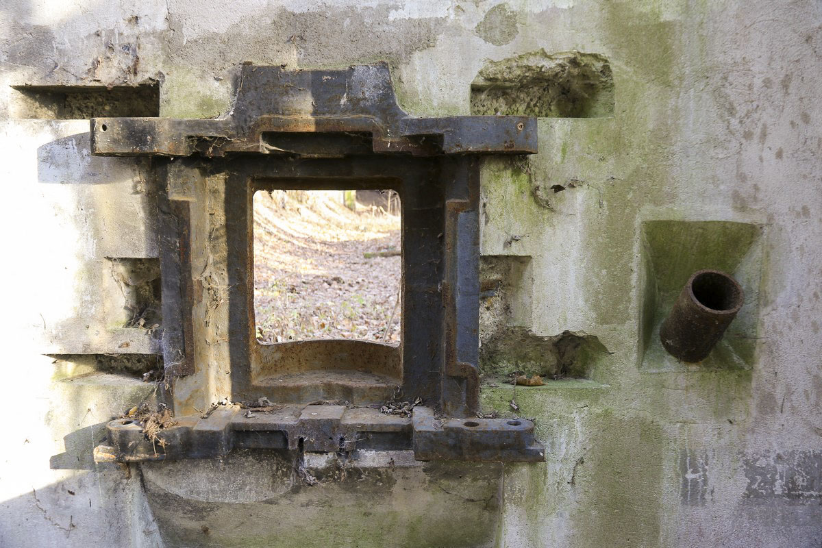 Ligne Maginot - SCHANZ - (Stand de tir) - Trémie n°4 pour canon de 47 et JM, le birail pour canon de 47 est manquant. A droite, la goulotte à grenades - Alain Perouffe