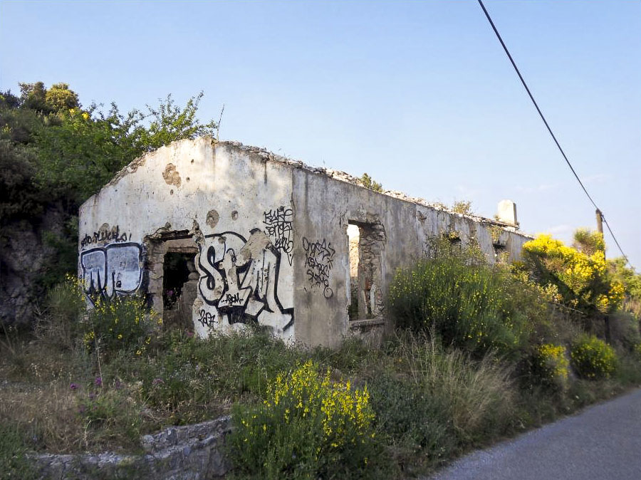 Ligne Maginot - MONT CHAUVE D'ASPREMONT - (Central téléphonique isolé) - Ruines du casernement situé en contrebas de l'ouvrage en bord de route - Sud Passion
