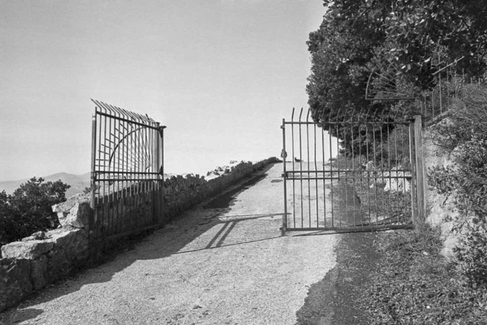 Ligne Maginot - MONT CHAUVE D'ASPREMONT - (Central téléphonique isolé) - La grille sur la route d'accès au fort - Alain LOVINY