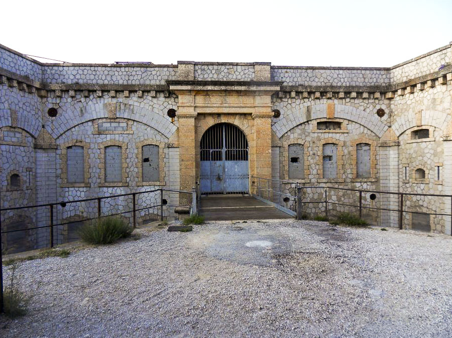 Ligne Maginot - MONT CHAUVE D'ASPREMONT - (Central téléphonique isolé) - L'entrée du fort - Sud Passion