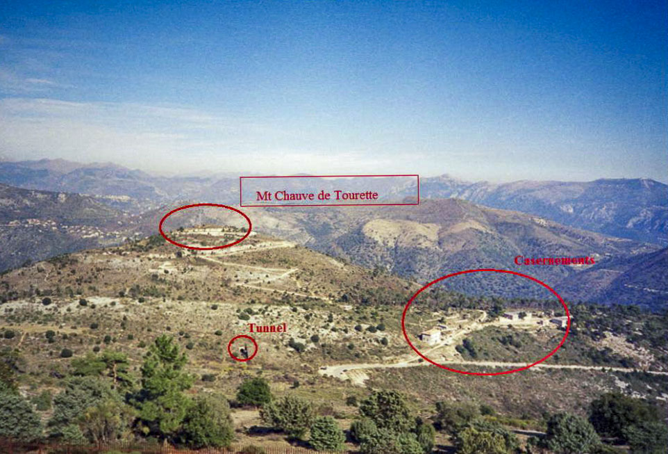 Ligne Maginot - MONT CHAUVE D'ASPREMONT - (Central téléphonique isolé) - Plateau entre les deux Mt Chauve, avec en arrière plan le Mt Chauve de Tourette et son fort. - Alain LOVINY