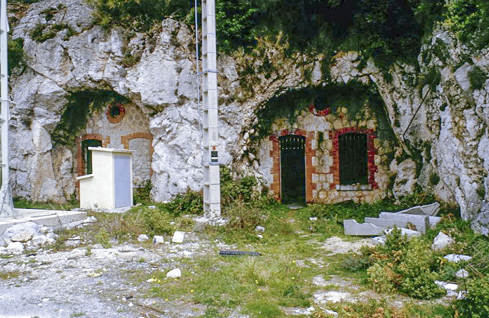 Ligne Maginot - MONT CHAUVE D'ASPREMONT - (Central téléphonique isolé) - Abri caverne construit sous la route menant au fort. Il est aujourd'hui caché derrière des locaux EdF. - Alain LOVINY