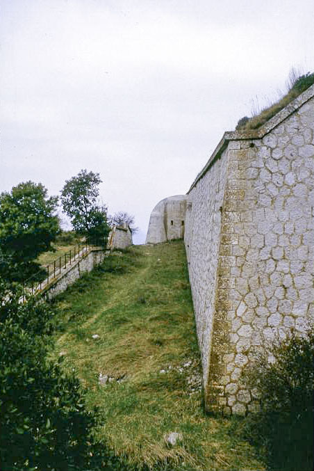 Ligne Maginot - MONT CHAUVE D'ASPREMONT - (Central téléphonique isolé) - Le mur d'escarpe, avec au fond une caponnière renforcée par une couche de béton. Ce type de modernisation est visible aussi à la Forca et aux Milles-Fourches. - Alain LOVINY