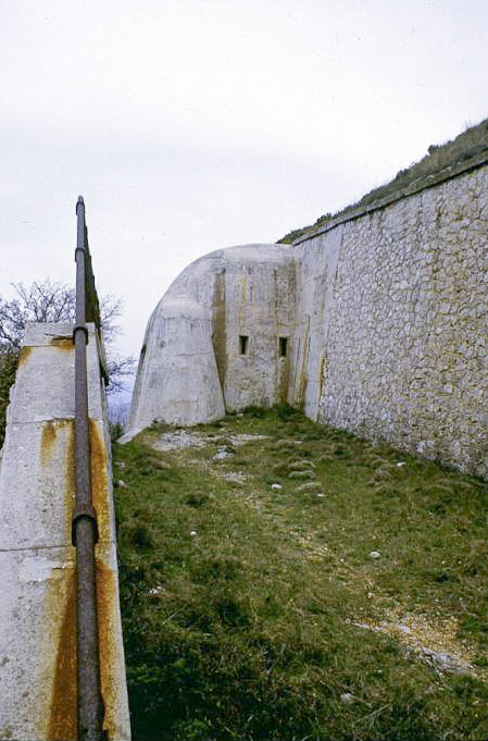 Ligne Maginot - MONT CHAUVE D'ASPREMONT - (Central téléphonique isolé) - Le mur d'escarpe, avec au fond une caponnière renforcée par une couche de béton. Ce type de modernisation est visible aussi à la Forca et aux Milles-Fourches. - Alain LOVINY