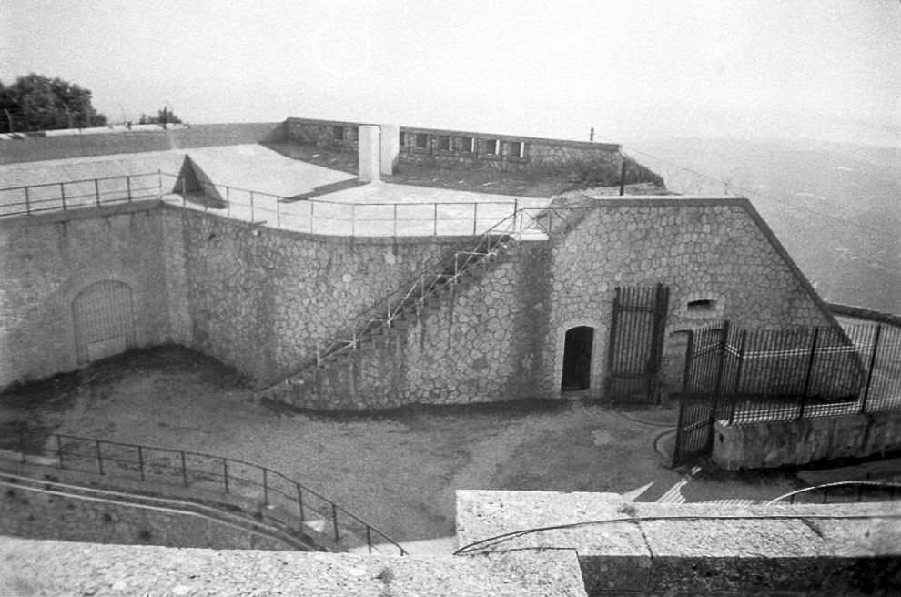 Ligne Maginot - MONT CHAUVE D'ASPREMONT - (Central téléphonique isolé) - La demi-lune de couverture de l'entrée, vue du fort - Alain LOVINY