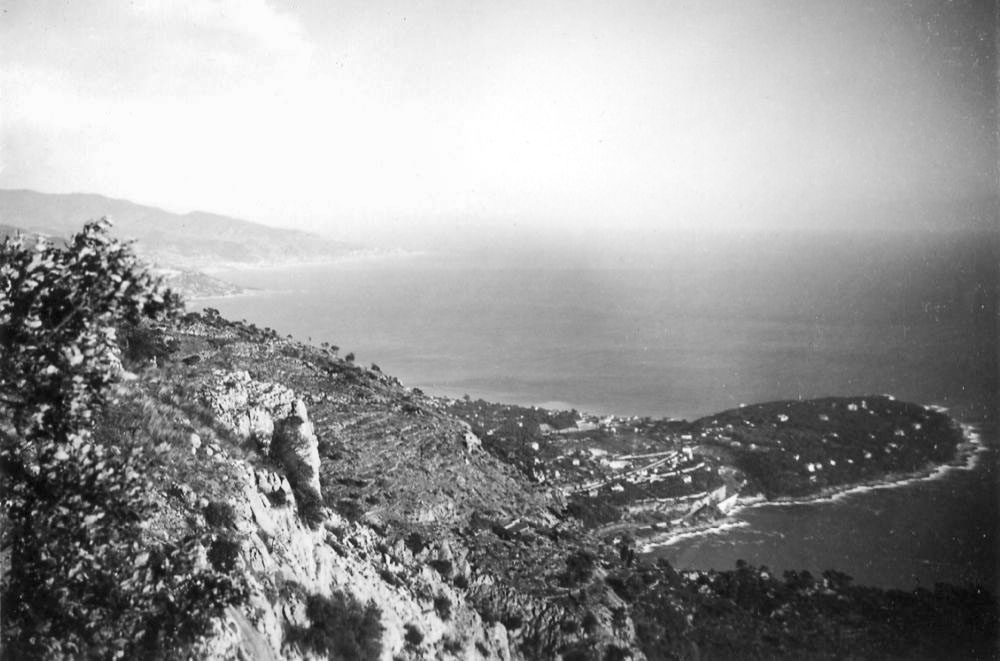 Ligne Maginot - MONT GROS DE ROQUEBRUNE - (Observatoire d'artillerie) - Vue du Cap Martin  depuis les dessus de l'ouvrage - Claude Varanfrain - li sfam tour