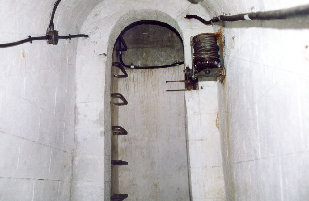 Ligne Maginot - MONT GROS DE ROQUEBRUNE - (Observatoire d'artillerie) - Accès au puits de la cloche VDP, à droite le treuil du périscope - Marc ENDINGER