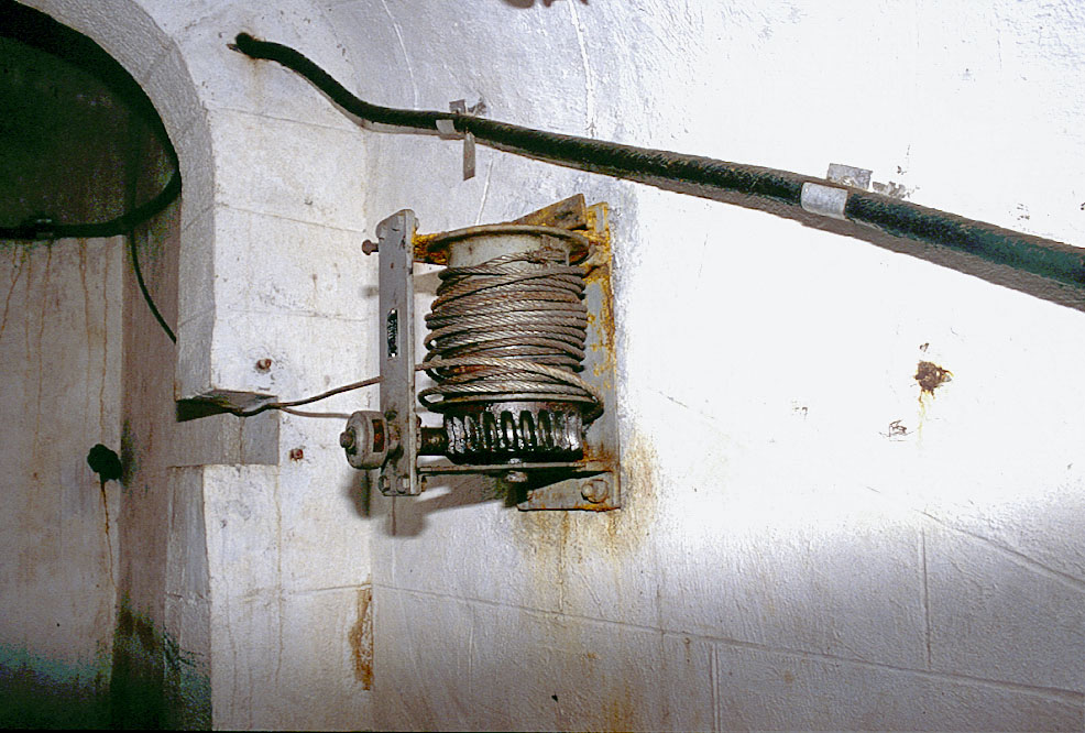 Ligne Maginot - MONT GROS DE ROQUEBRUNE - (Observatoire d'artillerie) - Photographie datant des années 1980
Le treuil permettant de hisser le périscope depuis la galerie - LOVINY Alain