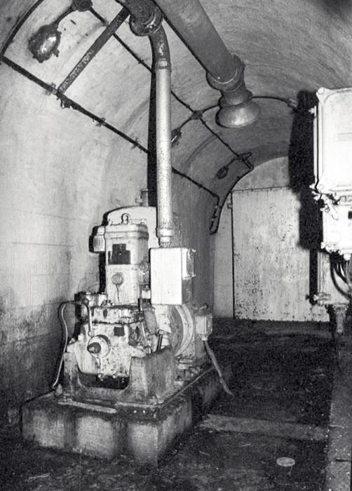 Ligne Maginot - MONT GROS DE ROQUEBRUNE - (Observatoire d'artillerie) - Usine électrique
Groupe électrogène à moteur CLM 1PJ65 à refroidissement par air - LOVINY Alain