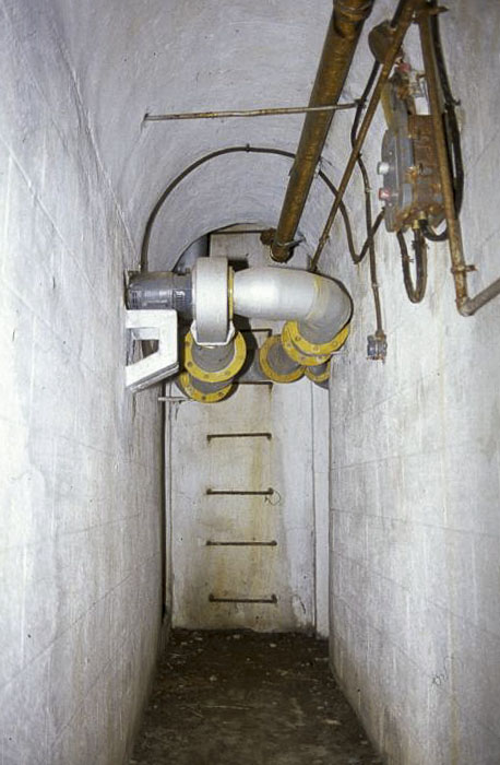 Ligne Maginot - MONT GROS DE ROQUEBRUNE - (Observatoire d'artillerie) - En bas du bloc cheminée - LOVINY Alain