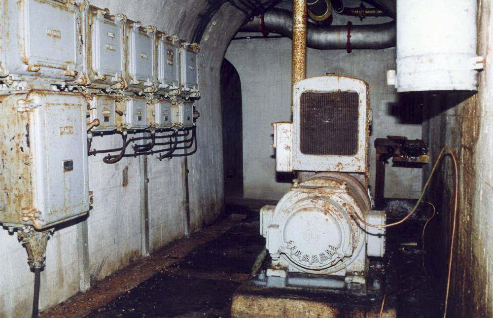 Ligne Maginot - MONT GROS DE ROQUEBRUNE - (Observatoire d'artillerie) - Tableau électrique de distribution de l'ouvrage et groupe électrogène à moteur CLM 1PJ65 à refroidissement par air - Marc ENDINGER