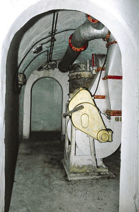 Ligne Maginot - MONT GROS DE ROQUEBRUNE - (Observatoire d'artillerie) - Le dispositif de ventilation gazé, à main et moteur - LOVINY Alain