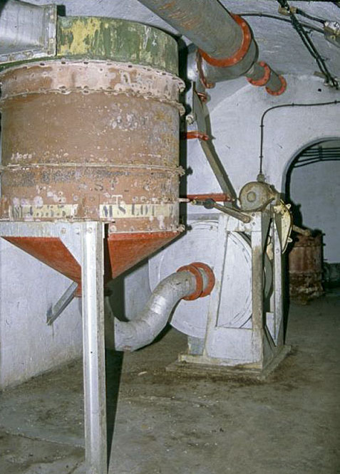 Ligne Maginot - MONT GROS DE ROQUEBRUNE - (Observatoire d'artillerie) - Le dispositif de ventilation gazé, à main et moteur - LOVINY Alain
