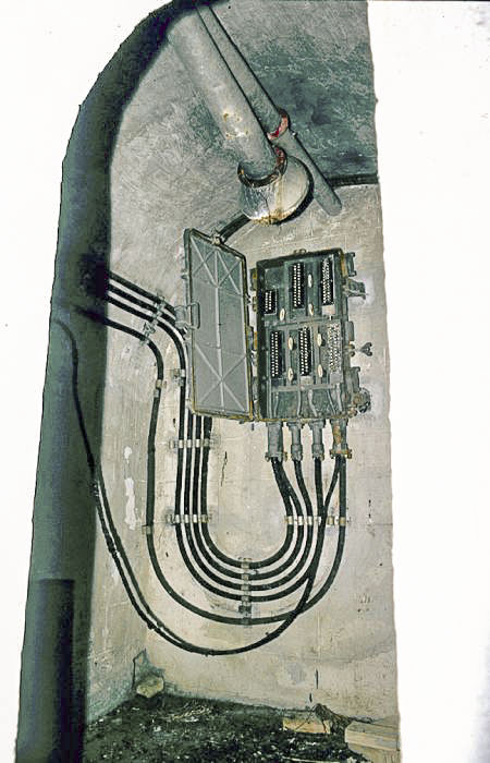 Ligne Maginot - MONT GROS DE ROQUEBRUNE - (Observatoire d'artillerie) - Le répartiteur téléphonique principal de l'ouvrage - LOVINY Alain