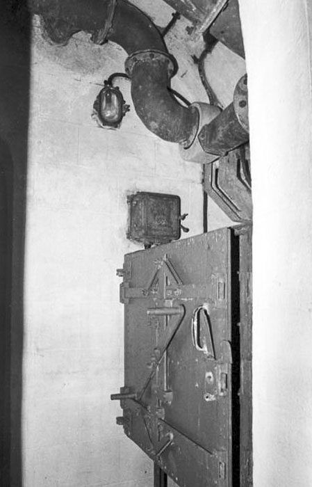 Ligne Maginot - MONT GROS DE ROQUEBRUNE - (Observatoire d'artillerie) - La chambre du commandant de l'observatoire avec le coffre à documents - LOVINY Alain