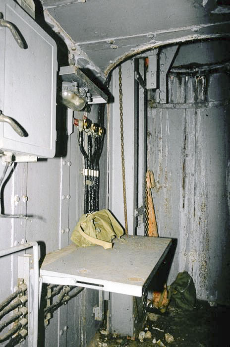 Ligne Maginot - MONT GROS DE ROQUEBRUNE - (Observatoire d'artillerie) - Le bureau de l'observateur avec ses trois prises téléphoniques - LOVINY Alain