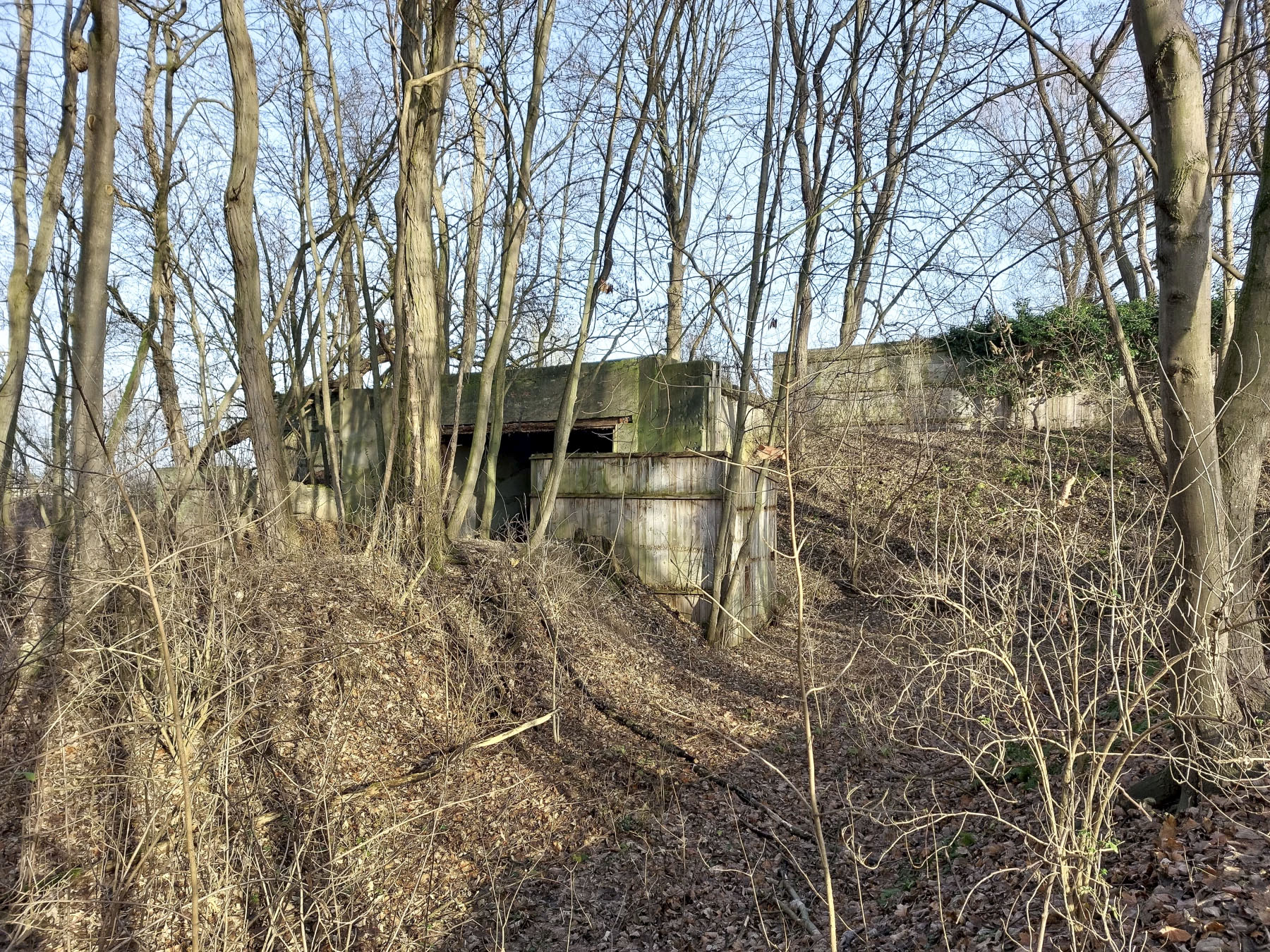 Ligne Maginot - SCHANZ - (Stand de tir) - Troisième travée de l'ancien stand de tir. A gauche le massif récepteur construit à l'extrémité de la quatrième travée  - Gregory Fuchs