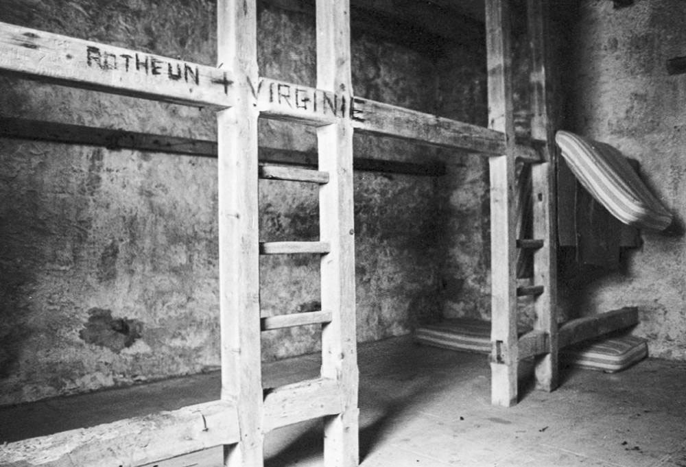 Ligne Maginot - MONT OURS (QUARTIER CASTILLON - 76° BAF) - (PC de Quartier) - Les châlits d'époque - LOVINY Alain