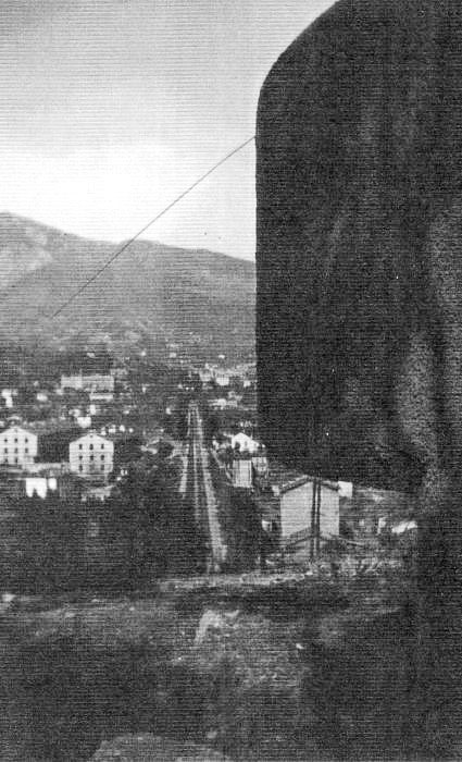 Ligne Maginot - O1 - CAP MARTIN TUNNEL - (Blockhaus pour canon) - Cette photo de mauvaise qualité a été prise depuis la casemate du Tunnel dont on apercoit la visiére. - Inconnu