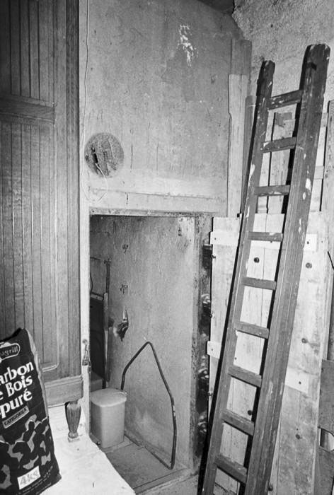 Ligne Maginot - O4 - VESQUI NORD - (Casemate d'infanterie - Simple) - L'entrée de la casemate, avec l'arrivée du câble téléphonique sur la droite - LOVINY Alain