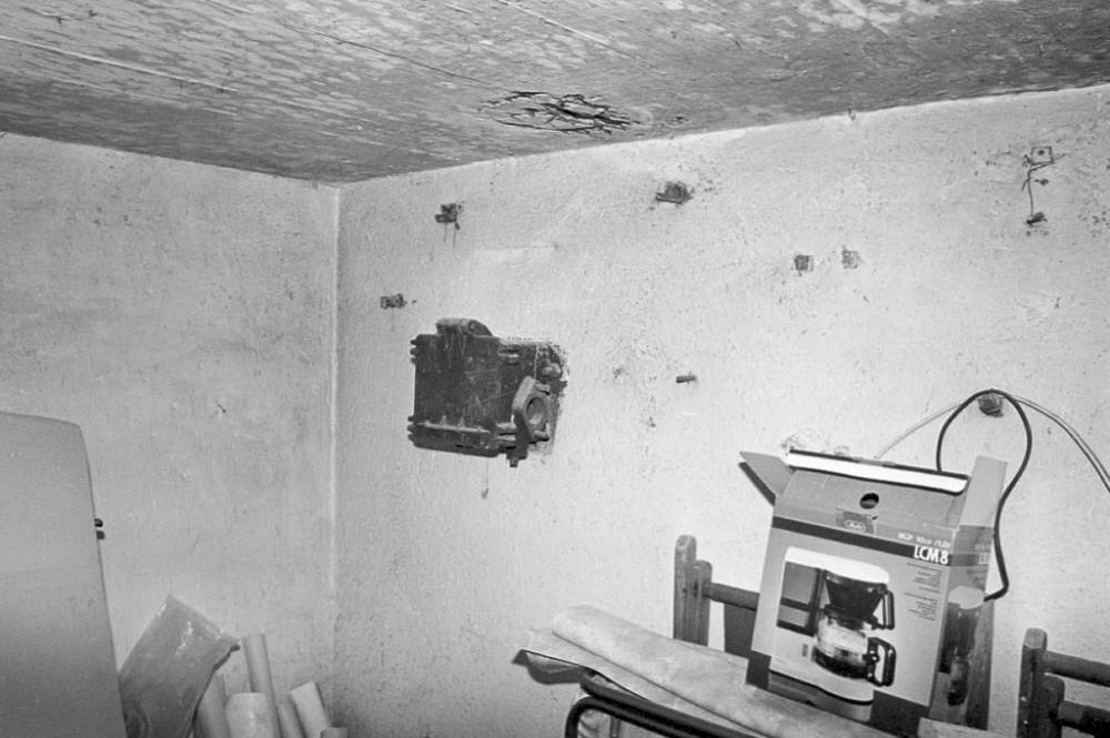 Ligne Maginot - O4 - VESQUI NORD - (Casemate d'infanterie - Simple) - L'installation téléphonique.
Seul le boitier de protection est encore en place - LOVINY Alain