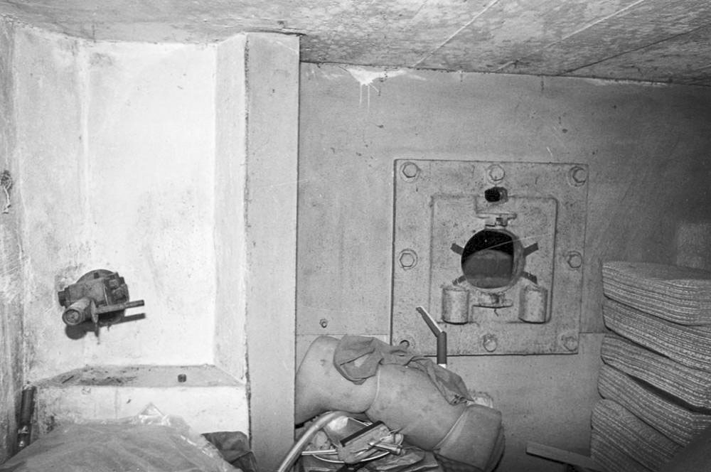 Ligne Maginot - O4 - VESQUI NORD - (Casemate d'infanterie - Simple) - Le créneau pour mitrailleuse et la goulotte lance grenades - LOVINY Alain