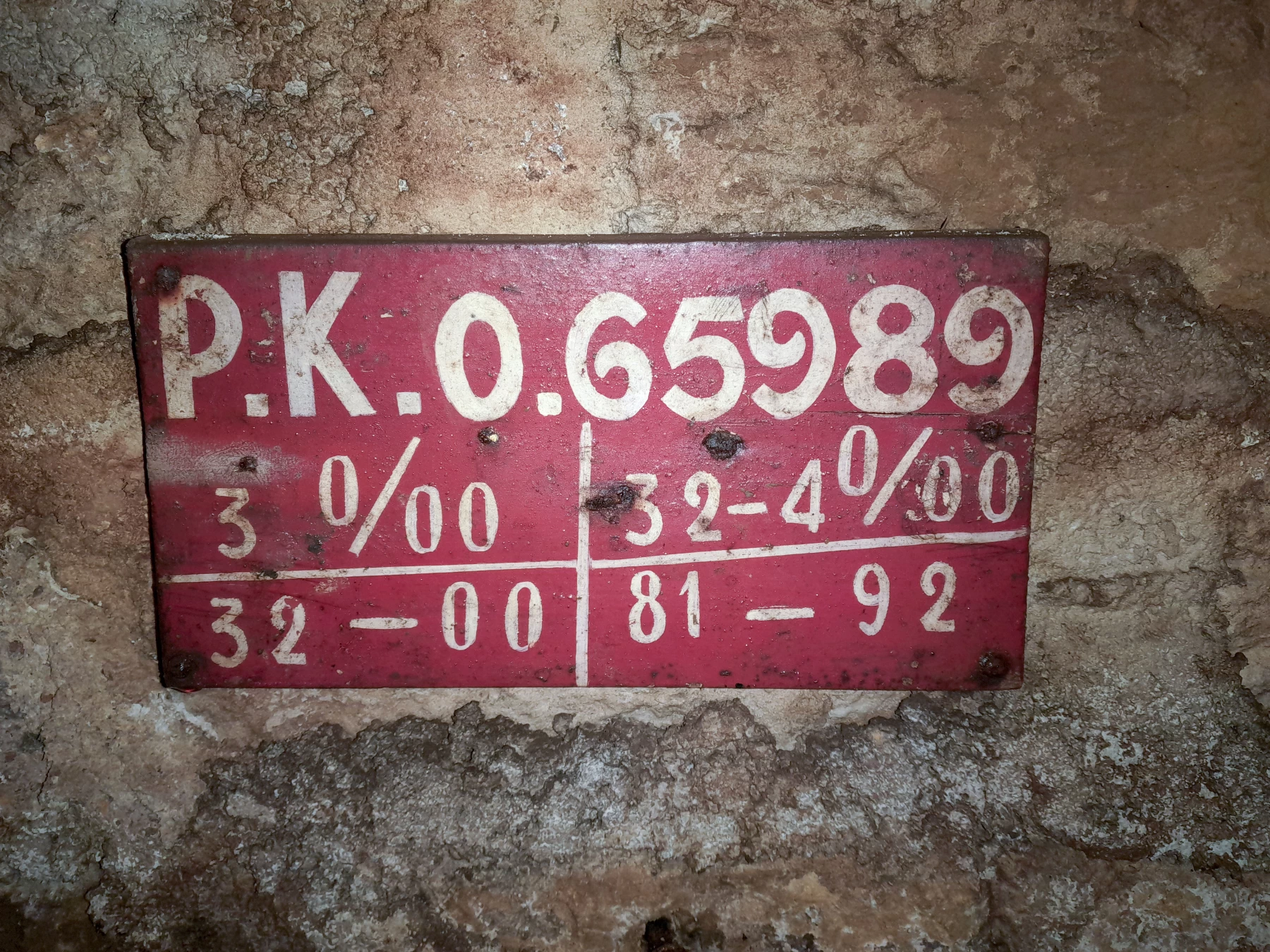 Ligne Maginot - FERMONT - A2 - (Ouvrage d'artillerie) - Indications relatives à la voie ferrée de l'ouvrage
Indication de la pente en 1000 % au point kilométrique 0.65989 - Fabrice LECLERC