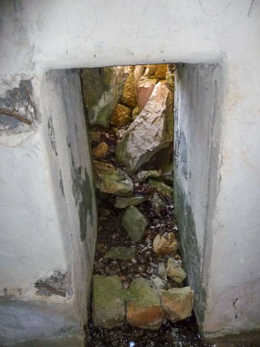 Ligne Maginot - O49 - COTE 942 NORD - (Blockhaus pour arme infanterie) - L'entrée qui devait probablement se faire par un tunnel en tôle, mais qui est effondré - Jean-François PERRIGAULT