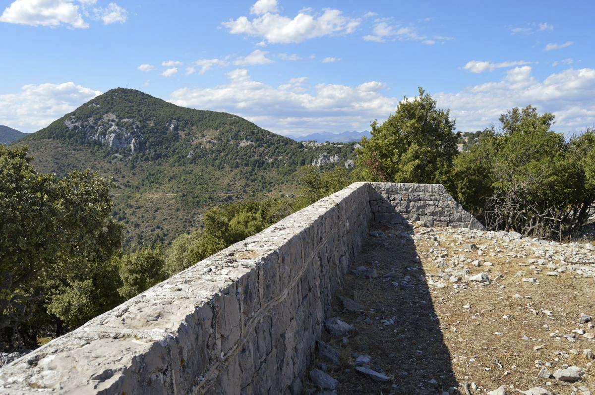 Ligne Maginot - SIRICOCCA SUD - (Observatoire d'artillerie) - Parapet d’infanterie sous le poste, à l'arrière-plan poste de Mont Ours - Michal Prasil