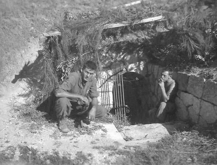 Ligne Maginot - TETE DE CHIEN - FORT MASSENA (6° BIE - 157° RAP) - (Position d'artillerie préparée) - Photo prise en 1944 par les soldats américains.
Sgt McCullough and Maxwell (Medic) - Inconnu