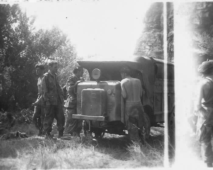 Ligne Maginot - TETE DE CHIEN - FORT MASSENA (6° BIE - 157° RAP) - (Position d'artillerie préparée) - Soldats américains autour d'un camion italien abandonné - Inconnu