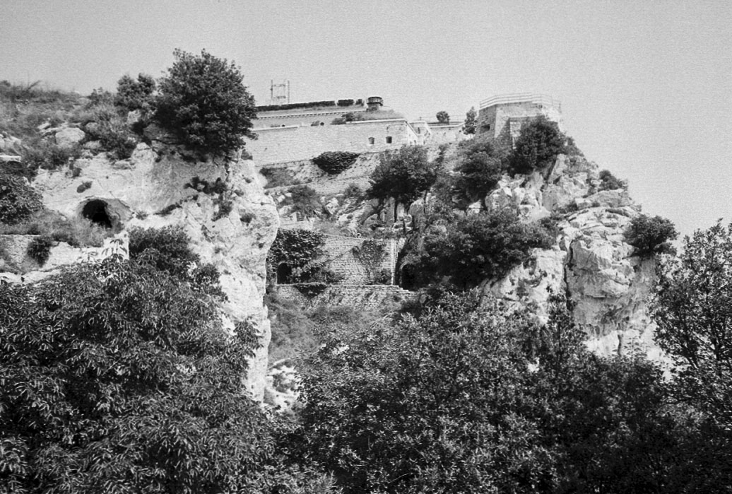 Ligne Maginot - TETE DE CHIEN - FORT MASSENA (6° BIE - 157° RAP) - (Position d'artillerie préparée) - Au centre de la photo, magasin à poudre sous l'ouvrage. - Alain Loviny
